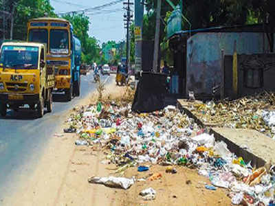 Uncleared garbage turning death trap for motorists | Madurai News ...