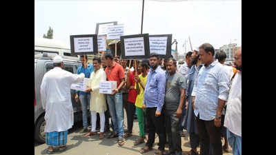 Congress protests against delay of Patripul bridge in Kalyan