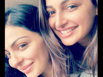 The all smiles picture of Neeru Bajwa and Rubina Bajwa is giving sister goals