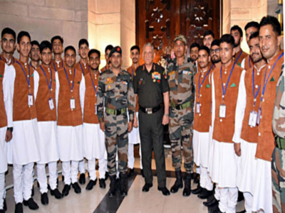 Army chief asks Kashmiri students to help create peaceful atmosphere