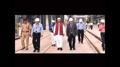 Shripad Naik visits GSL, seeks to expedite minesweeper project