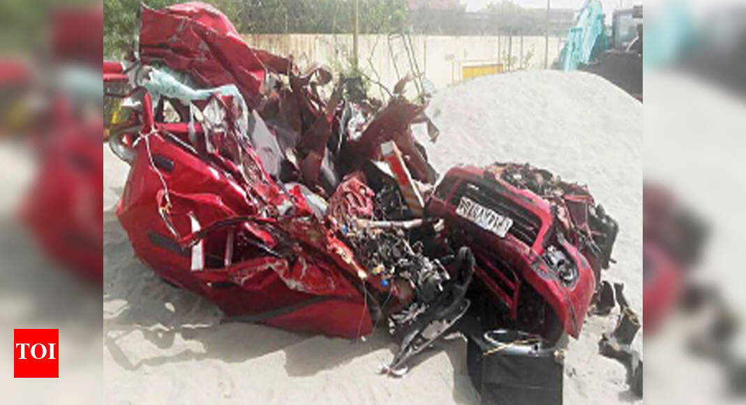 Crash on Yamuna Expressway, three returning from wedding killed | Noida
