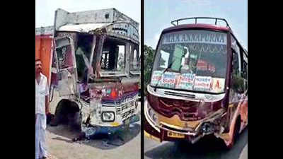 Howrah: Truck rams into bus on NH6