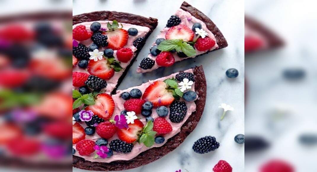 Chocolate Brownie Pizza with Mixed Berries Recipe: How to Make Chocolate Brownie Pizza with Mixed Be