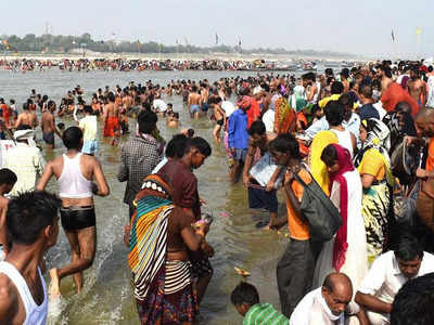 Allahabad: Thousands take holy dip in Ganga on Ganga Dussehra ...