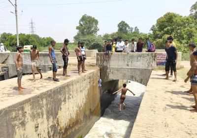 Despite bar, bathers get free run at canal | Ghaziabad News - Times of ...