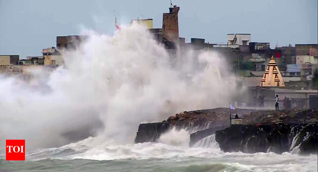 'Very severe' Cyclone Vayu to hit Gujarat today; 2.5 lakh evacuated - Times of India