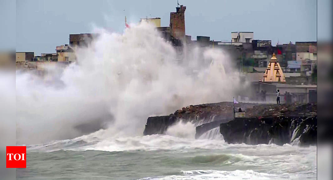 'Very severe' Cyclone Vayu to hit Gujarat today; 2.8 lakh evacuated ...