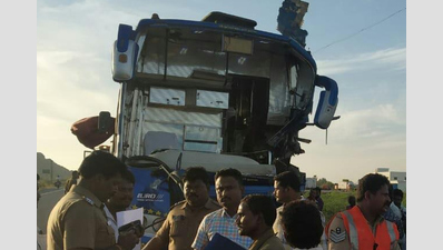 Three die as omnibus rams truck in Tamil Nadu