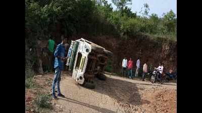Visakhapatnam: 15 injured after vehicle overturns on Ghat Road