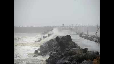 Cyclone Vayu begins skirting Saurashtra coast; alert continues