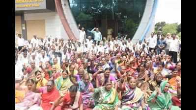 Handloom weavers protest, demand sufficient work