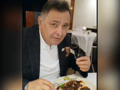 Rishi Kapoor looks hale and hearty as he enjoys the supper with wife Neetu Kapoor and daughter Riddhima Kapoor Sahni