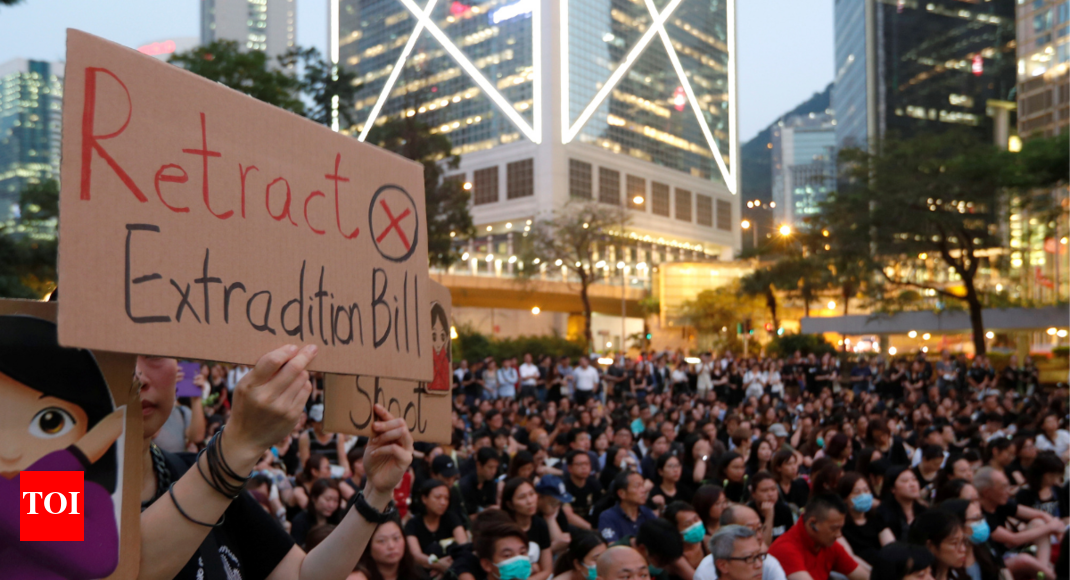 Pressure mounts on Hong Kong leader over extradition plan