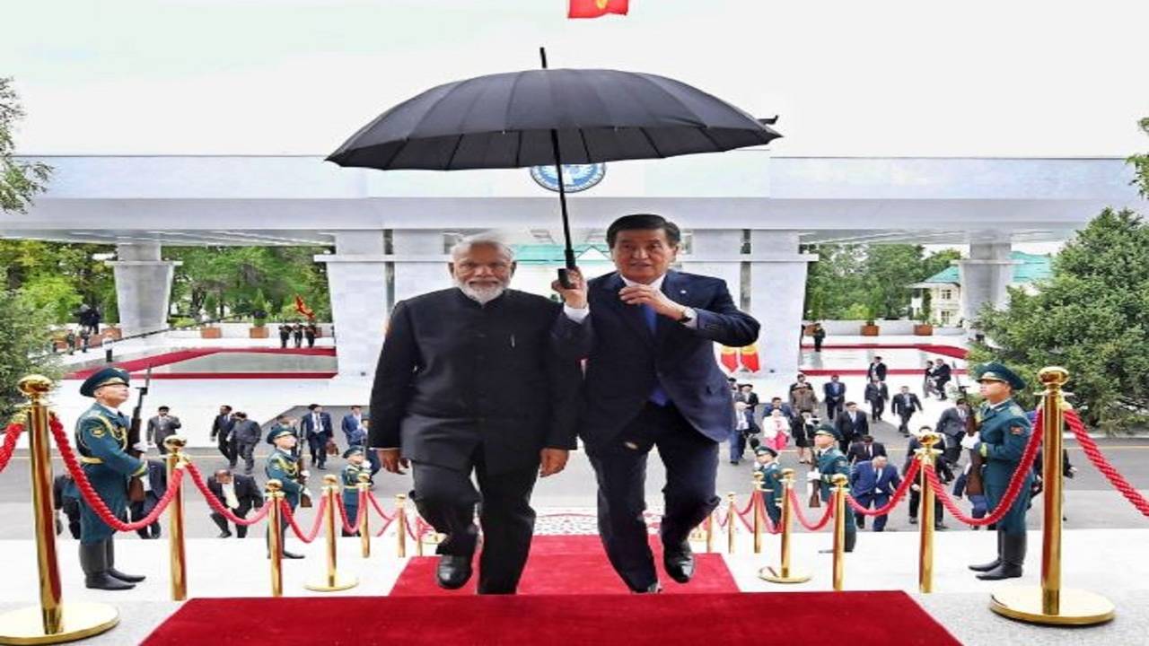 Together with you- come rain or shine': Sri Lankan President offers to hold  umbrella for PM Modi