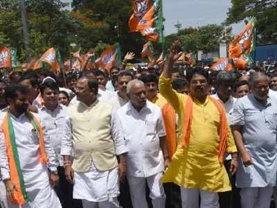 Karnataka government seeks parlance with opposition, BJP tries to storm HDK's home office