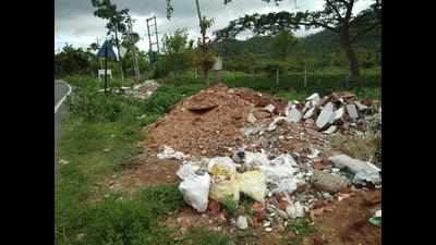 Gram panchayat asks public to click photographs of those dumping construction debris
