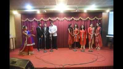 Singers regale music lovers at ‘Karva Suron Ka’ event