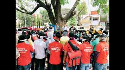 Over 1000 delivery boys accuse Zomato of exploiting them