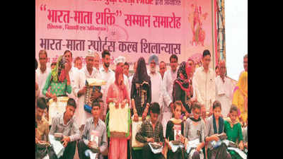 Jind villagers collect Rs 70 lakh, give tabs to Class X, XII top scorers
