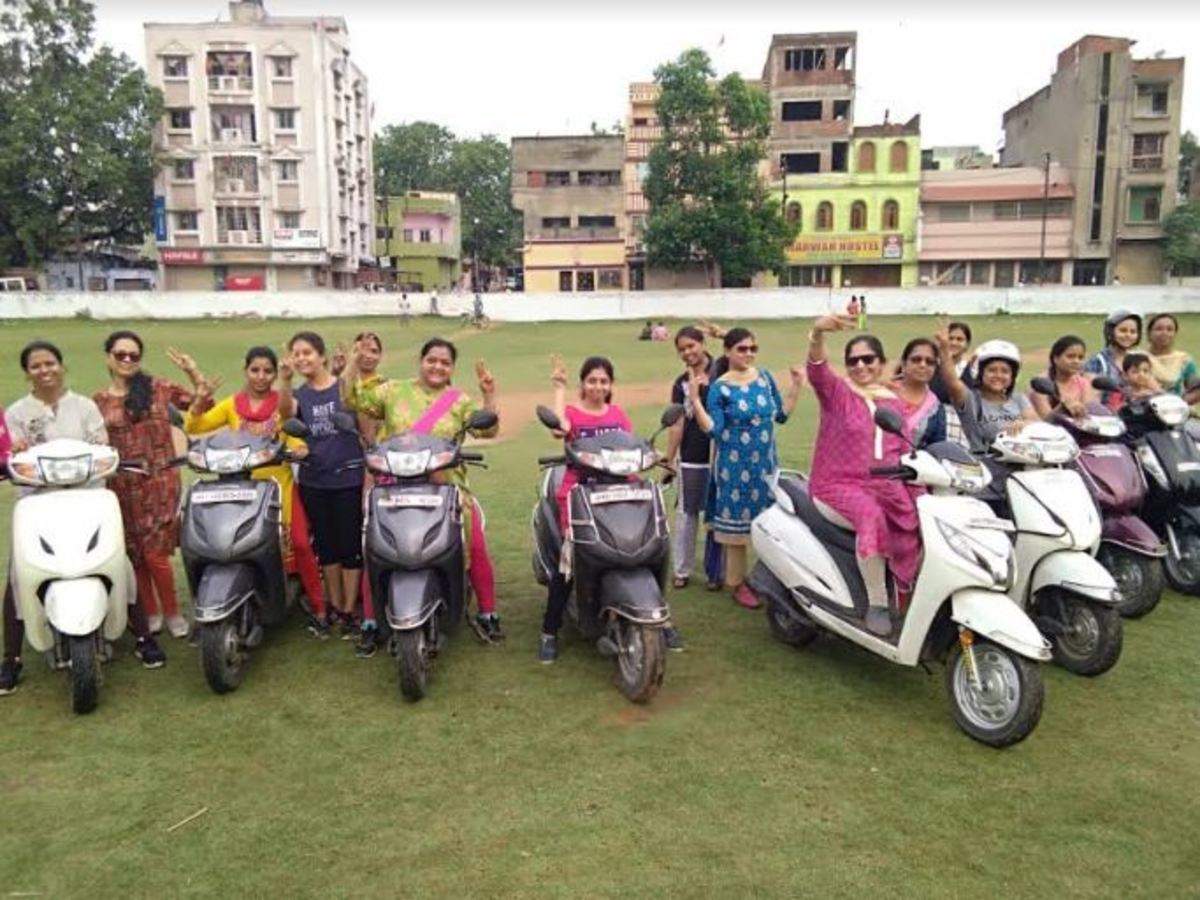 Jamshedpur woman runs free driving school to empower women | Jamshedpur  News - Times of India