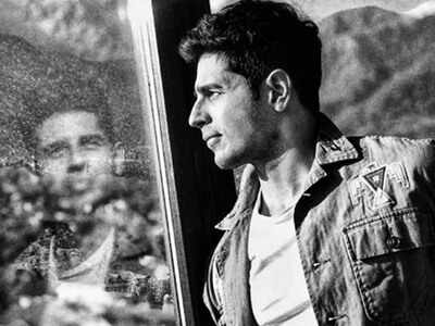 Sidharth Malhotra looks extremely handsome in the latest monochrome