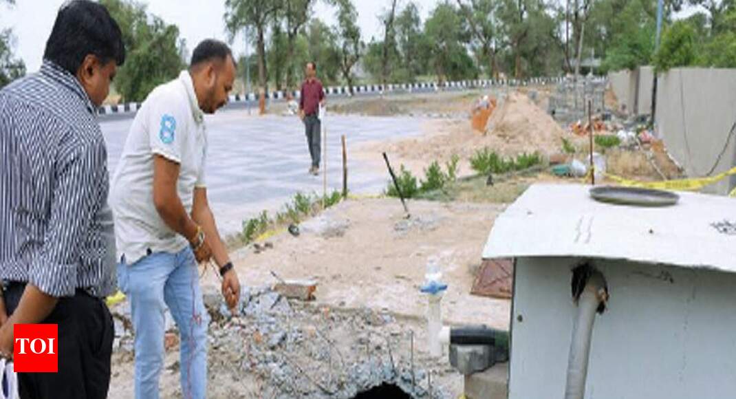 Guj sewer deaths: Hotel owner, manager held