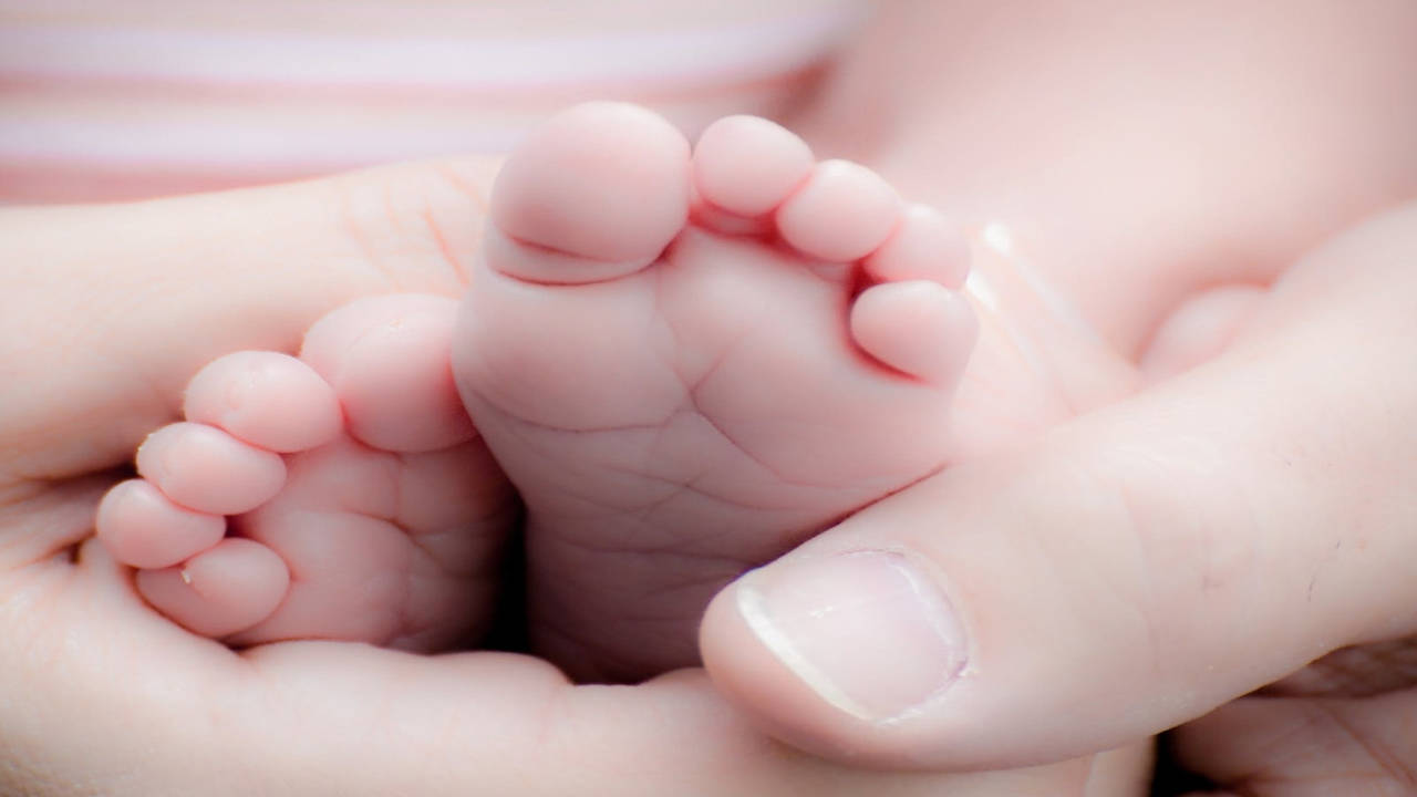 Things you need to keep in mind while visiting a newborn - Times of India