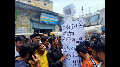 BJYM protests against Sambhal MP Shafiqur Rahman Barq for not chanting ‘Vande Matram’ in Lok Sabha