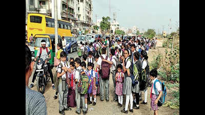 Vadodara: Van, auto drivers abandon 200 schoolchildren on road