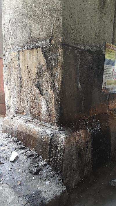 Water leaking from Metro pillar