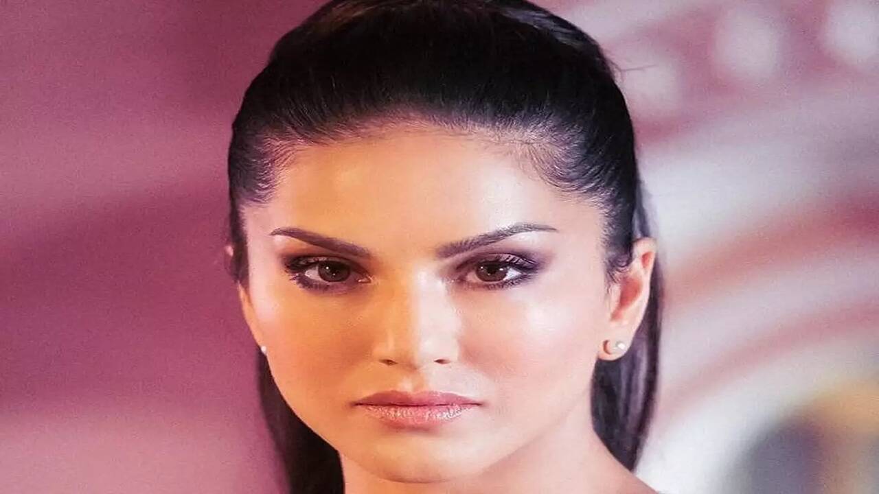 Watch Sunny Leone gives us a glimpse