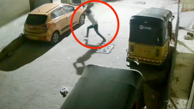 Hyderabad: Drunk auto driver goes berserk, damages parked vehicles