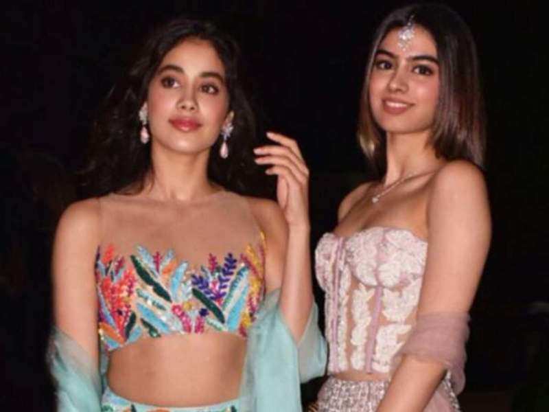 Photo Khushi Kapoor snapped with sister Janhvi Kapoor as