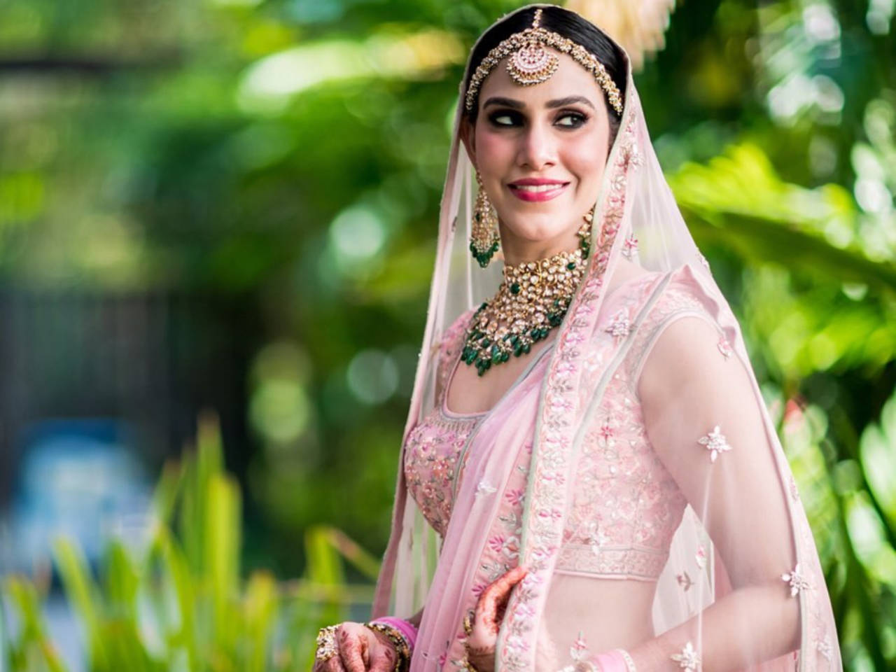 34 Impressive Jewellery Ideas to pair with your Pink Bridal Lehenga |  Designer bridal lehenga, Indian bridal fashion, Pink bridal lehenga