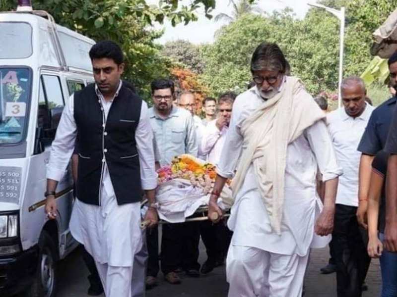 Amitabh Bachchan and Abhishek Bachchan performs the last rituals of the secretary; a fan admires the gesture