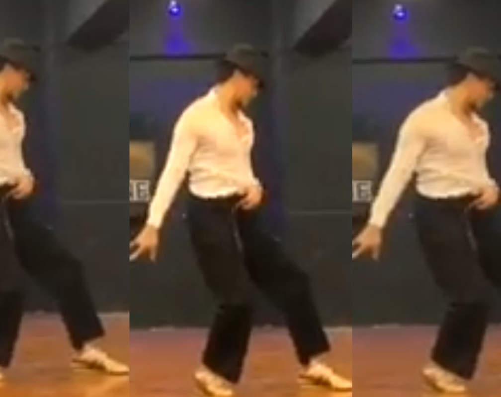 
Tiger Shroff dances to tunes of 'Khalibali', pays tribute to Michael Jackson
