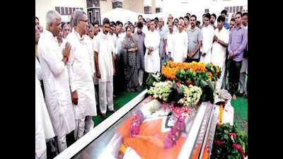 Sikar mourns for Madan Lal Saini as scores pour in for last rites