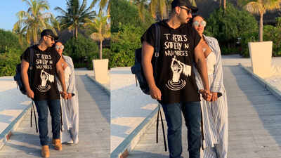It's official! Malaika Arora posts loved-up picture with Arjun Kapoor, Bollywood celebrities pour love