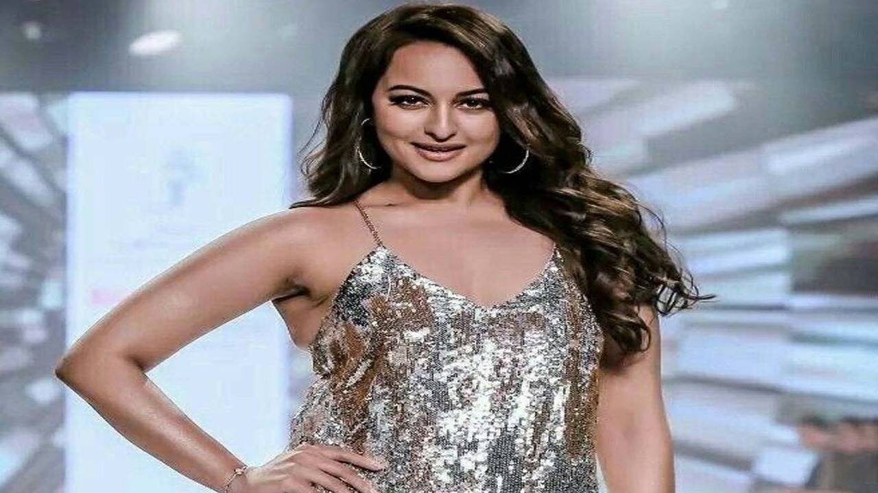 Sonakshi Sinha teases fans with the glimpse of a song from her upcoming  film 'Khandaani Shafakhana' | Hindi Movie News - Times of India