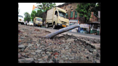 Kolkata: Cop on bike patrol falls on dug-up road, dies