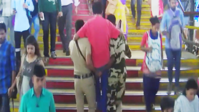 Mumbai: Commuter falls on Dadar platform, fractures leg, security personnel carry him on shoulders