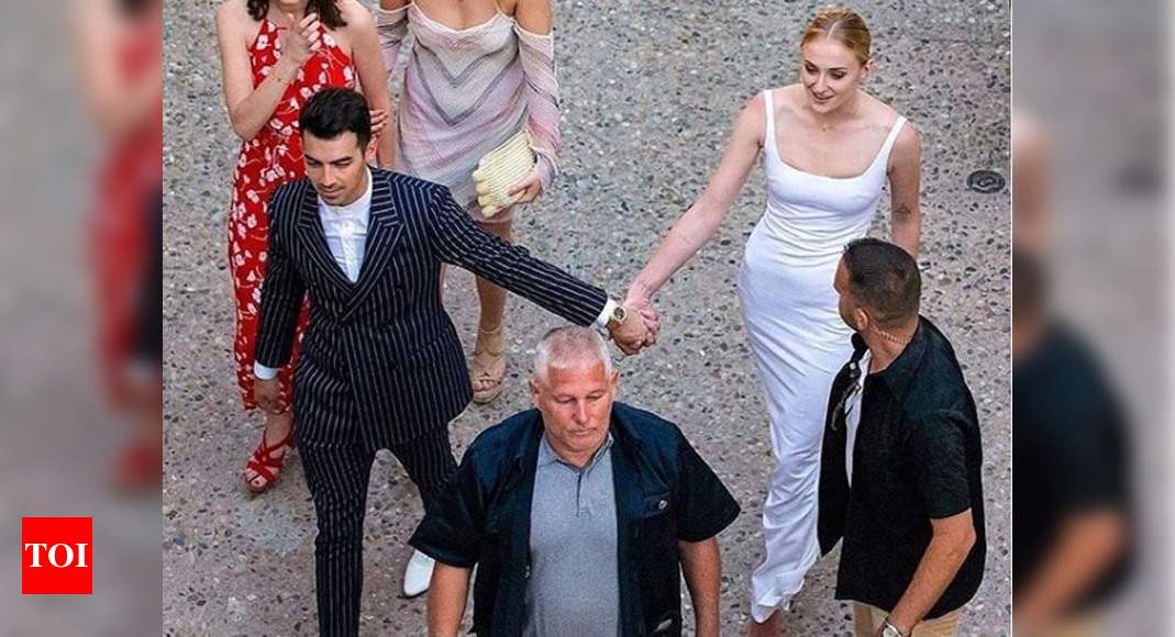 Photo: Jeo Jonas and Sophie Turner walk hand-in-hand at their pre ...