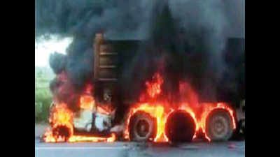 Techie burnt alive as car rams truck on Kanpur-Etawah road