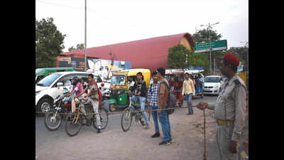 Long ropes to teach traffic rules to commuters at crossings in Allahabad