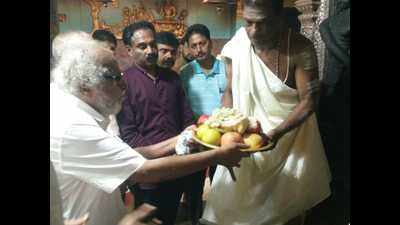 Former Union minister B Janardhan Poojary visits Gokarnanatha Temple