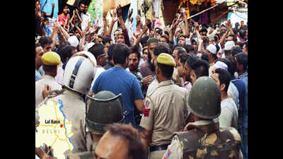 Delhi: Hauz Qazi tense after communal clashes | Delhi News - Times of India