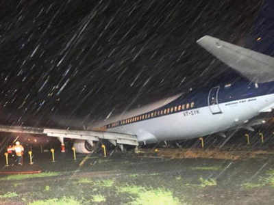 Mumbai airport shut after a SpiceJet aircraft skids off runway