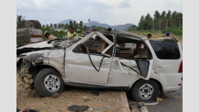 Three die as SUV rams truck in Tamil Nadu | Chennai News - Times of India