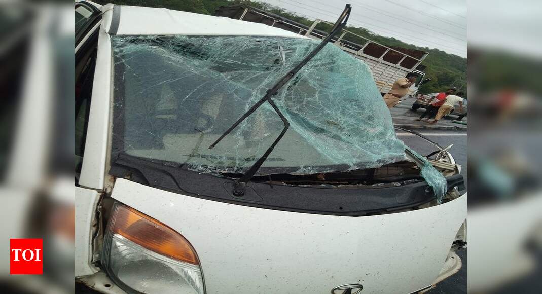 Man, two minor sons killed as tempo rams into their car in Vasai ...